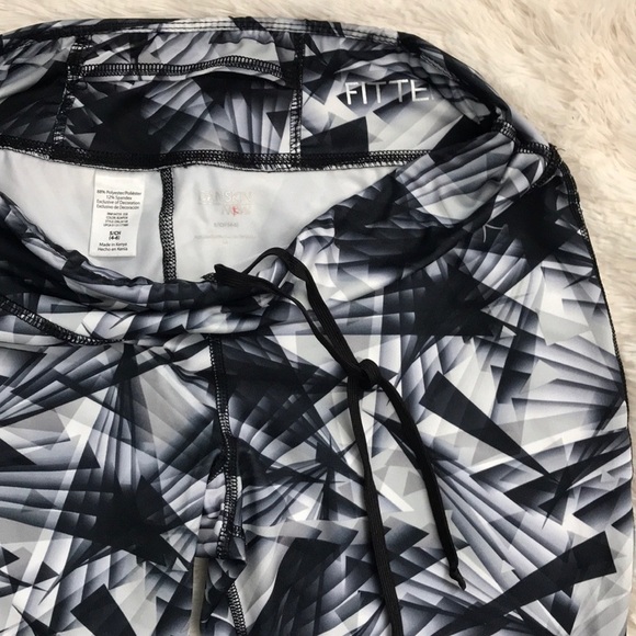 NWOT!! Danskin Printed Cropped Workout Leggings - Picture 5 of 8